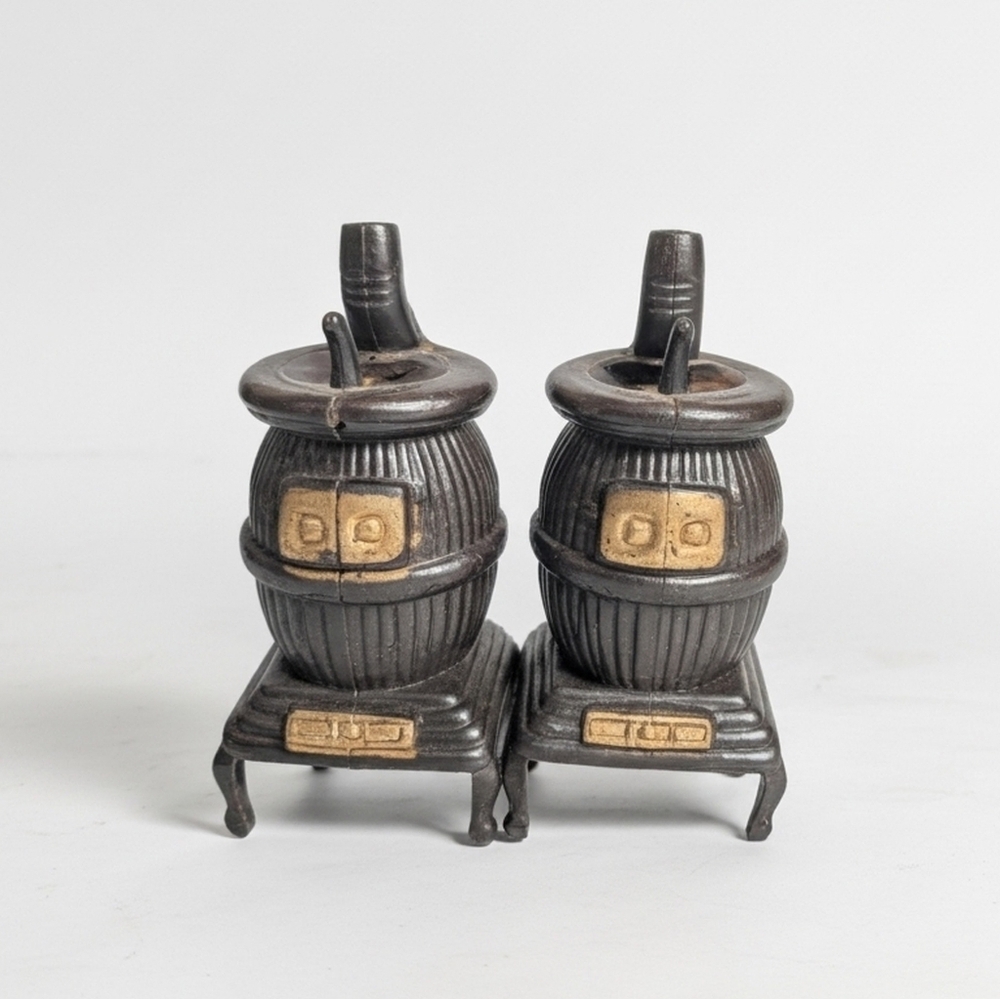 VINTAGE POT BELLY STOVE BLACK SALT & PEPPER SHAKERS SET HARD PLASTIC 4" VGUC
